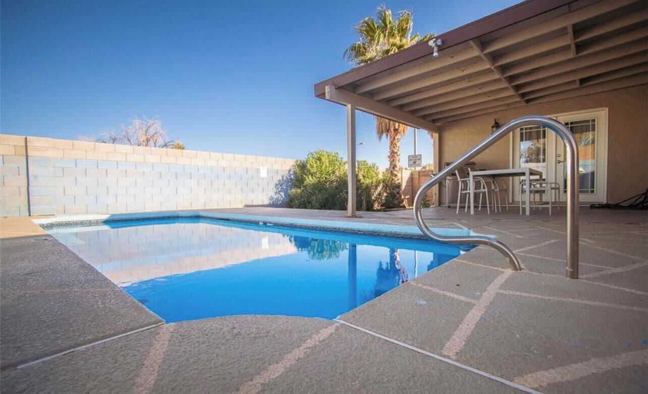 3BDRM/ 3 baths w/Pool 10 mins from strip.Perfect for seasonally / professionals