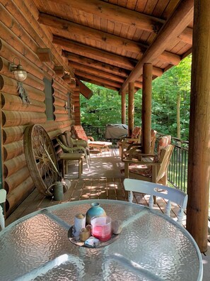 Outdoor dining - Log cabin in the woods with Marion Lake access in Otter Tail County. (Richville)