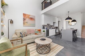 Smart-TV, Kamin, Bücher, Arbeitsbereiche