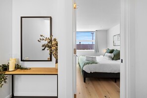 2 bedrooms, desk, iron/ironing board, WiFi - Centrally located, modern Seattle townhome breathtaking SpaceNeedle views! (Seattle)