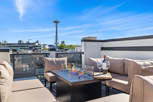 Centrally located, modern Seattle townhome breathtaking SpaceNeedle views! 