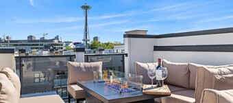 Centrally located, modern Seattle townhome breathtaking SpaceNeedle views! 