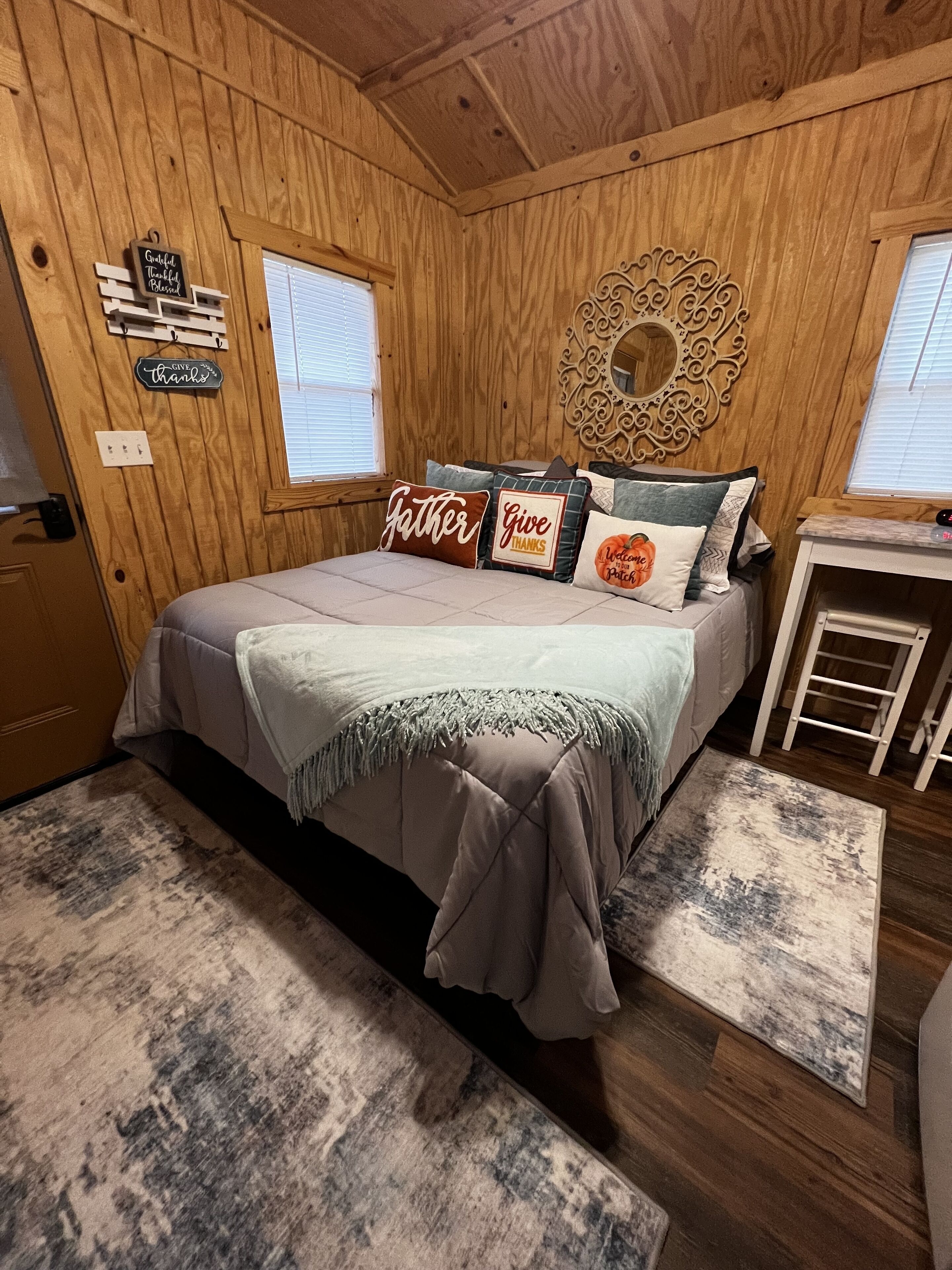 1 habitación, tabla de planchar con plancha y ropa de cama 