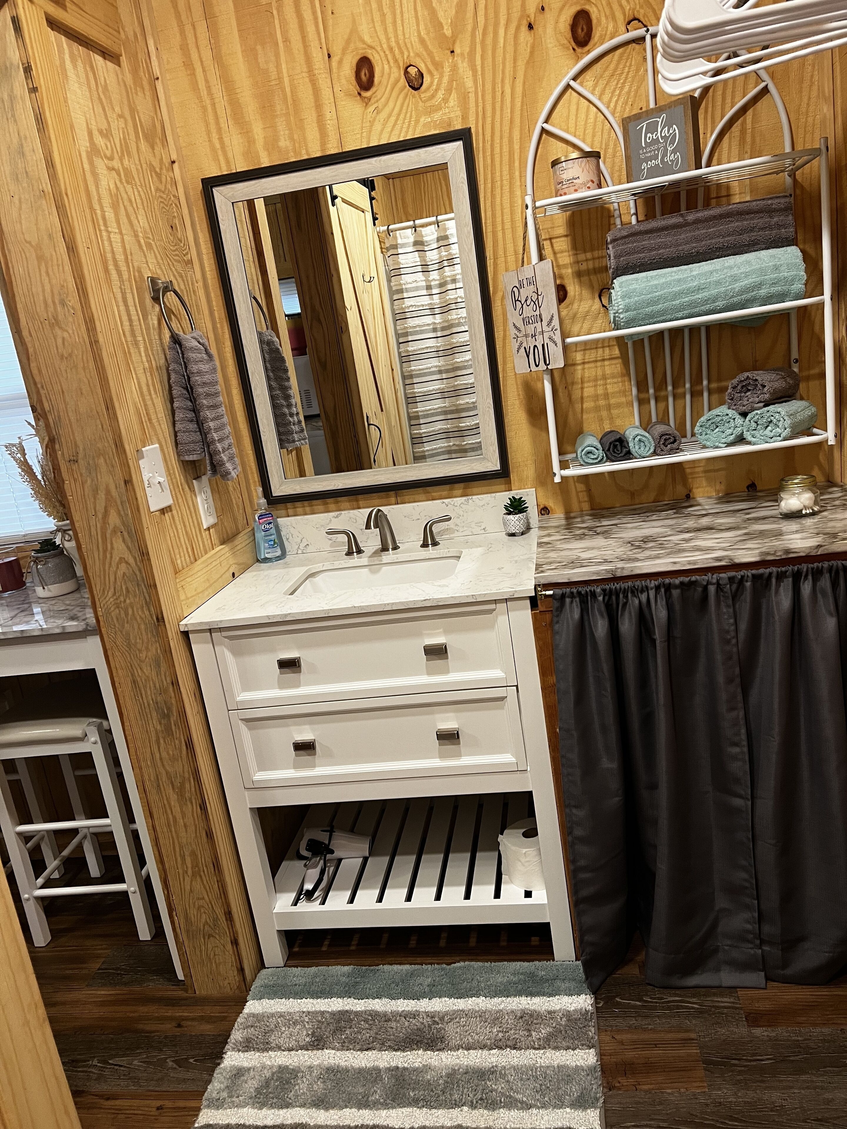 Secadora de cabello, toallas, jabón, papel de baño 