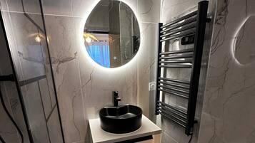 Douche, sĂšche-cheveux, serviettes fournies, savon