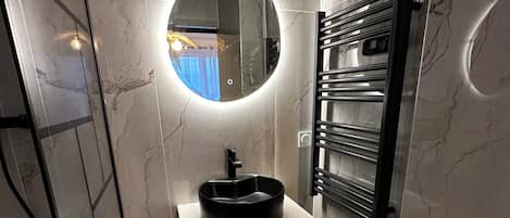 Douche, séchoir à cheveux, serviettes fournies, savon