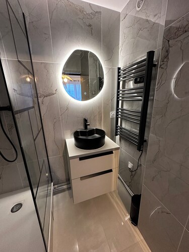 Charmant Appartement Rénové Quartier Paisible Proche Métro & Commodités