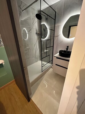 Dusche, Haartrockner, Handtücher, Seife