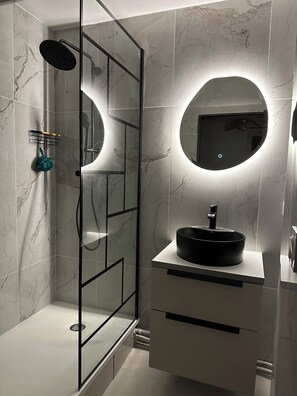 Douche, séchoir à cheveux, serviettes fournies, savon