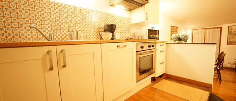 Een koelkast, een microgolfoven, een oven, een kookplaat