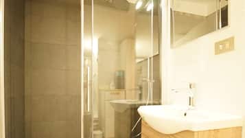 Doccia, asciugacapelli, bidet, asciugamani