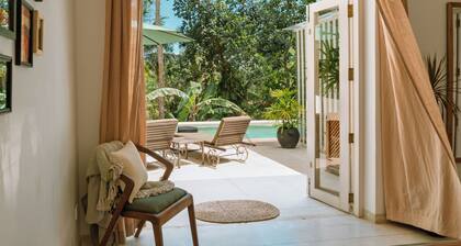 Jungle Villa with infinity pool and housekeeper
