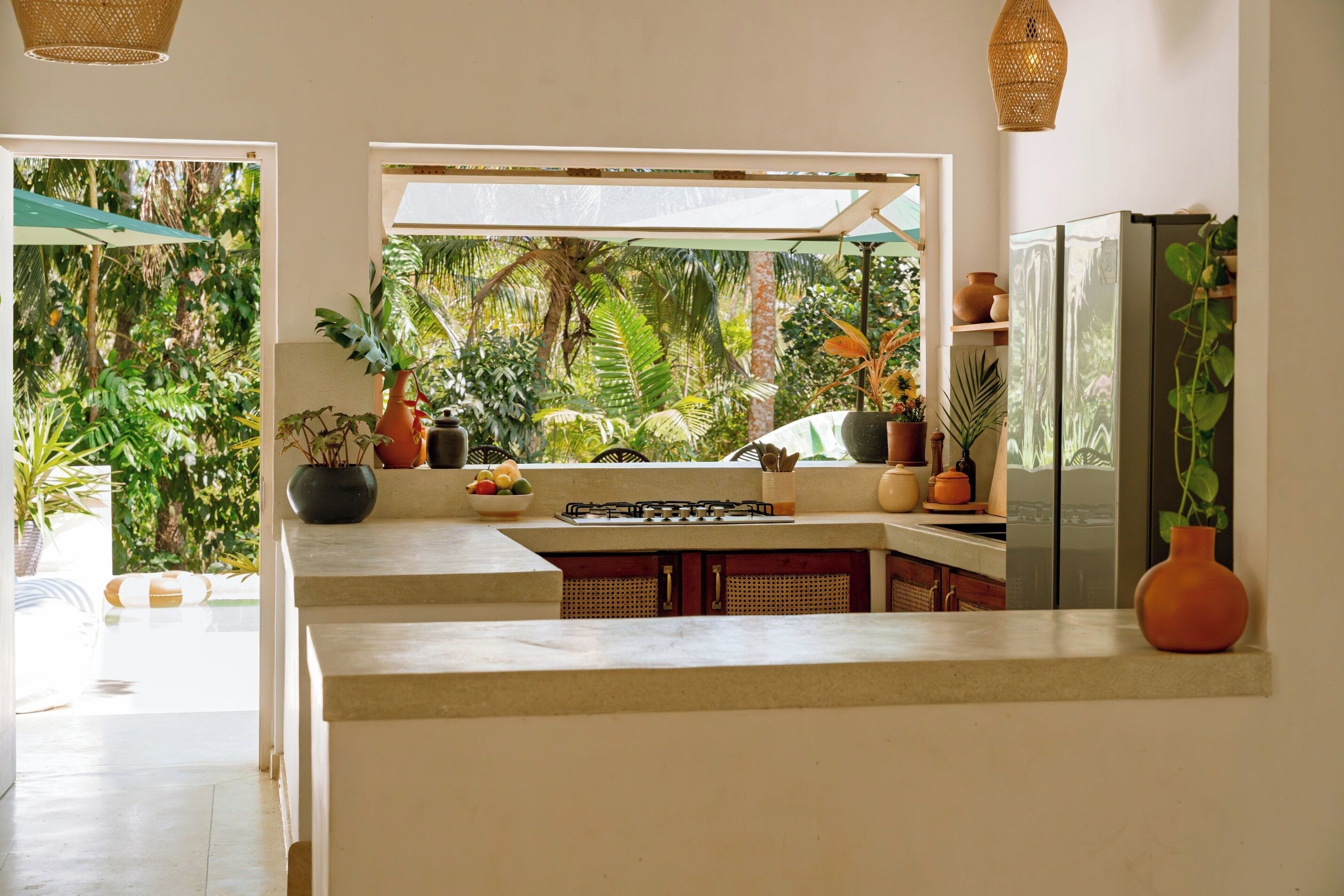 Fridge, stovetop, coffee/tea maker, electric kettle
