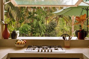 Refrigerador, parrilla de estufa, cafetera y tetera y tetera eléctrica 