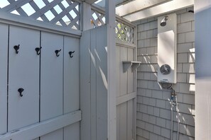 Property grounds - Popponesset-3 Bedrooms, Sleeps 6, A/C and Private Beach (Mashpee)