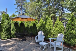 Outdoor dining - Popponesset-3 Bedrooms, Sleeps 6, A/C and Private Beach (Mashpee)