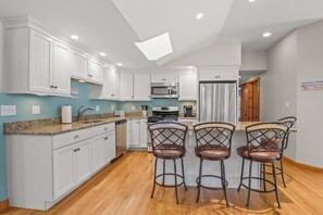 Kühlschrank, Mikrowelle, Ofen, Wasserkocher mit Kaffee-/Teezubehör