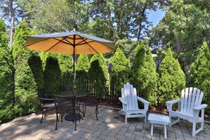 Outdoor dining - Popponesset-3 Bedrooms, Sleeps 6, A/C and Private Beach (Mashpee)