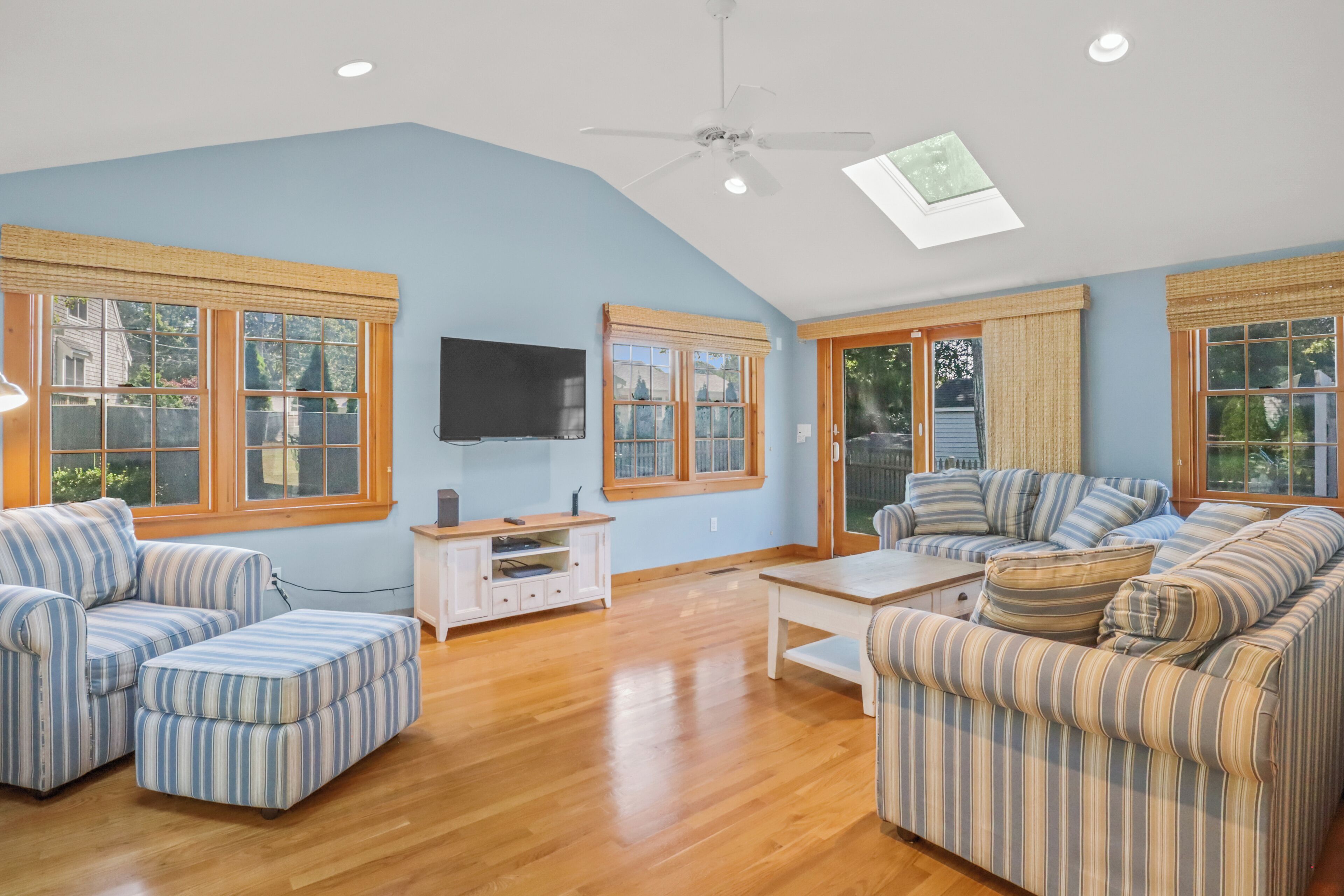 TV connectée, lecteur de DVD, livres