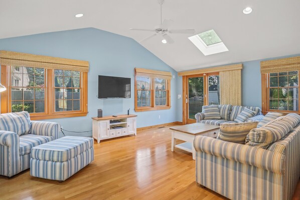 Smart-TV, DVD-Player, Bücher