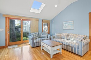 Smart-TV, DVD-Player, Bücher