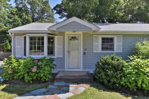 Exterior detail - Popponesset-3 Bedrooms, Sleeps 6, A/C and Private Beach (Mashpee)