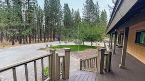 A wooden deck with a view of a road and trees. - Family Cabin in Graeagle CA w/King Bed & EV Charge (Graeagle)