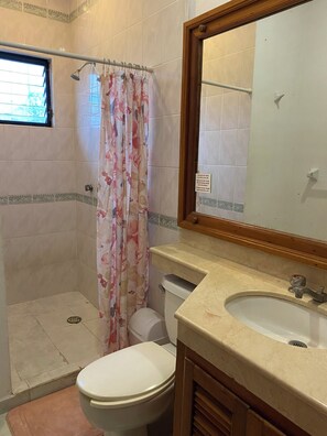 Serviettes fournies, papier toilette