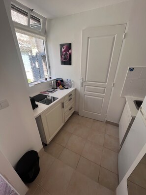 Kühlschrank, Mikrowelle, Herdplatte, Wasserkocher