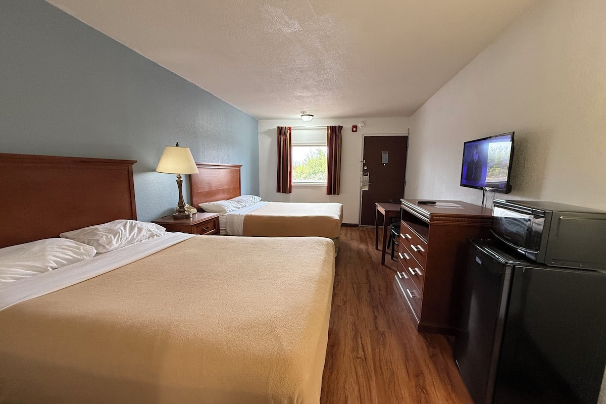 Standard 2 Queens | Desk, free cots/infant beds, free rollaway beds, free WiFi