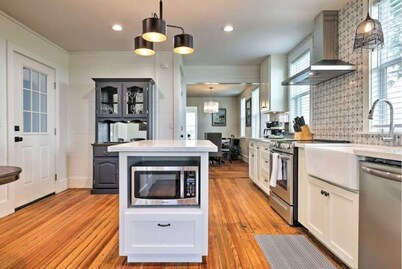 Farmhouse+5 acres.Close to town but still country!