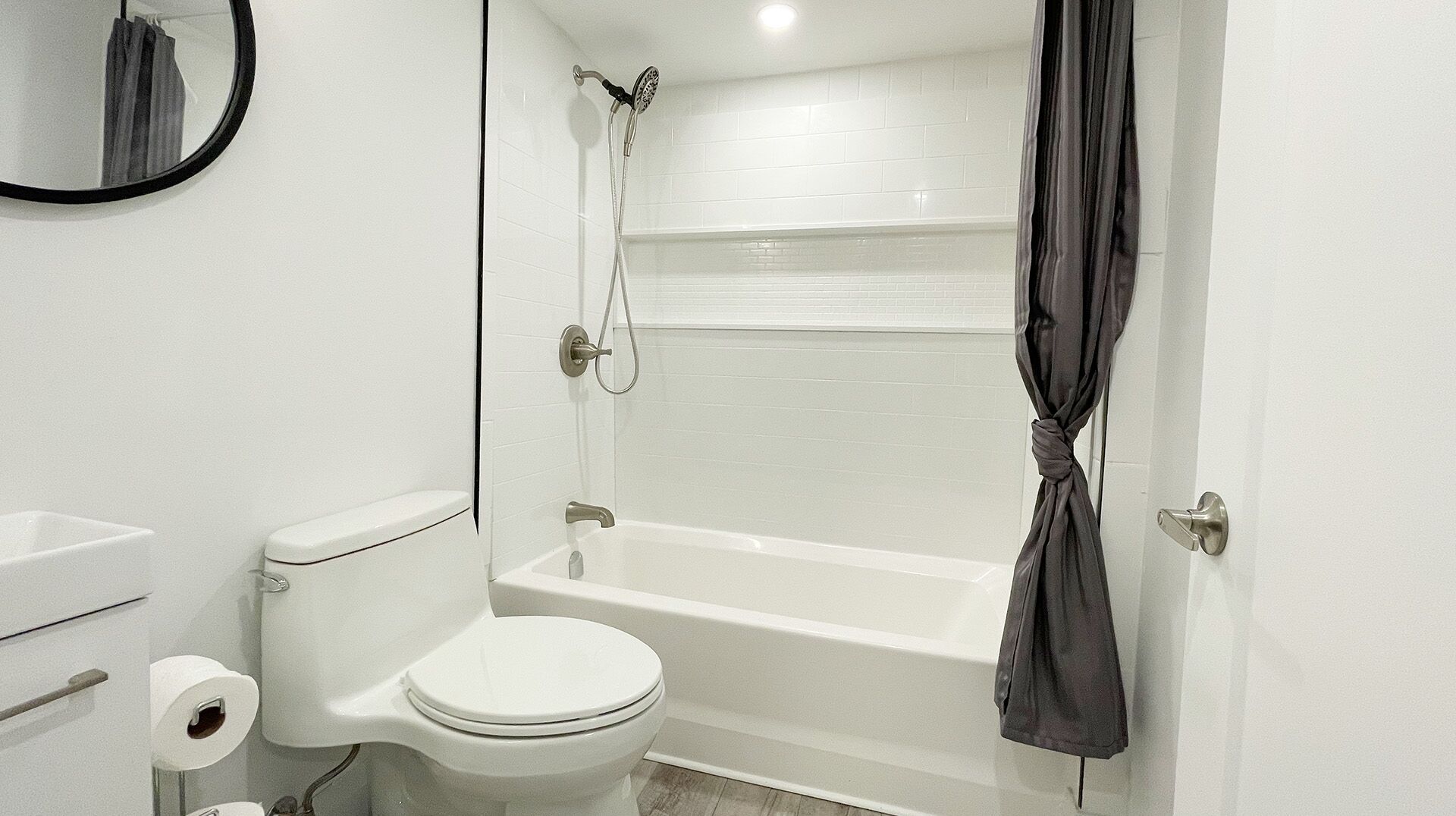 Un baño con inodoro, lavamanos y bañera.