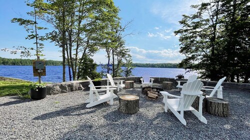 On The Point-Panoramic Waterfront Cottage Rental