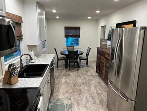 冷蔵庫、電子レンジ、オーブン、コンロ