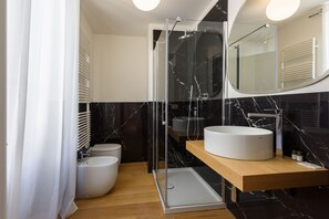 Douche, sèche-cheveux, bidet, serviettes fournies