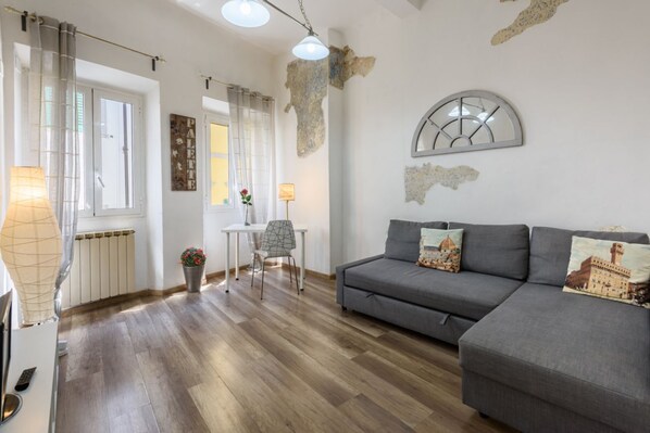 Living area - Artist's Refuge in Florence by Mmega (Firenze)