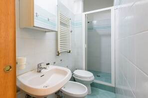 Shower, hair dryer, bidet, towels - Artist's Refuge in Florence by Mmega (Firenze)