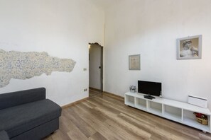 Living area - Artist's Refuge in Florence by Mmega (Firenze)