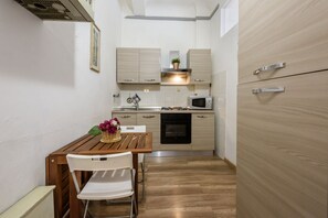Fridge, microwave, oven, stovetop - Artist's Refuge in Florence by Mmega (Firenze)