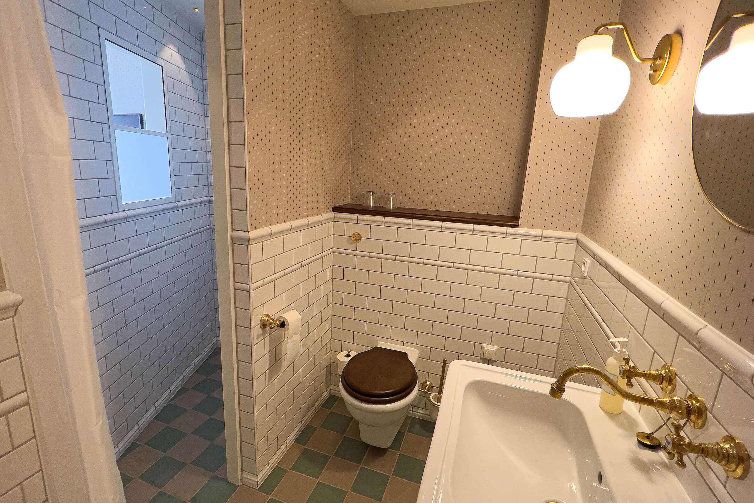 A bathroom with a toilet, sink, and bathtub.