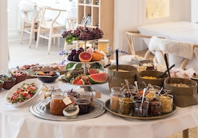 Café da manhã com buffet grátis todos os dias