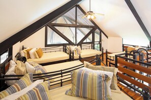 5 chambres, coffres-forts dans les chambres, lit parapluie