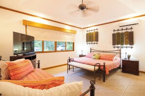 5 chambres, coffres-forts dans les chambres, lit parapluie