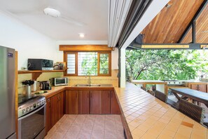 Fridge, microwave, oven, stovetop - CASA PUMILIO: Family Vacation Home w/concierge service! Mountain, 5min to Beach. (Pueblo Nuevo, Garabito)