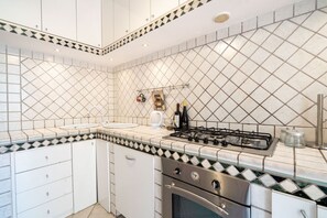 Oven, stovetop, dishwasher, cookware/dishes/utensils