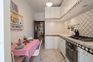 Fogão, cooktop, lava-louças, talheres/pratos/utensílios de cozinha