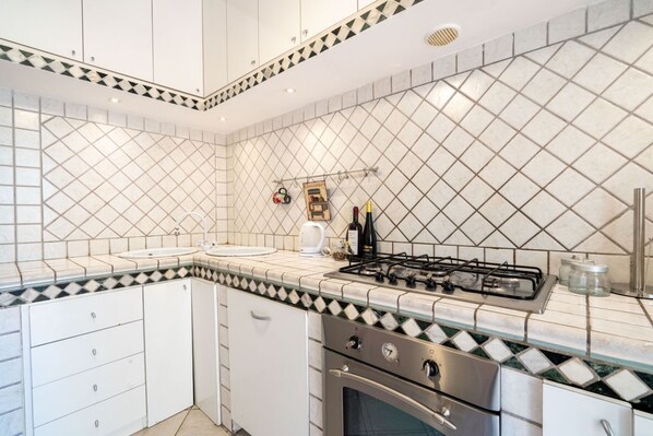 Oven, stovetop, dishwasher, cookware/dishes/utensils