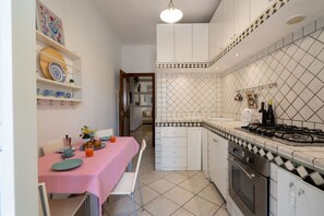 Oven, stovetop, dishwasher, cookware/dishes/utensils