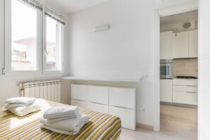 1 slaapkamer, een strijkplank/strijkijzer, internet, beddengoed