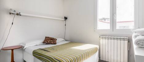 1 chambre, fer et planche à repasser, accès Internet, draps fournis